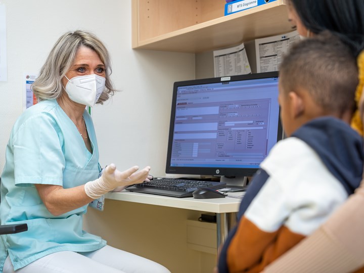 Kind mit Mutter bei der Aufnahme am Med Campus IV.