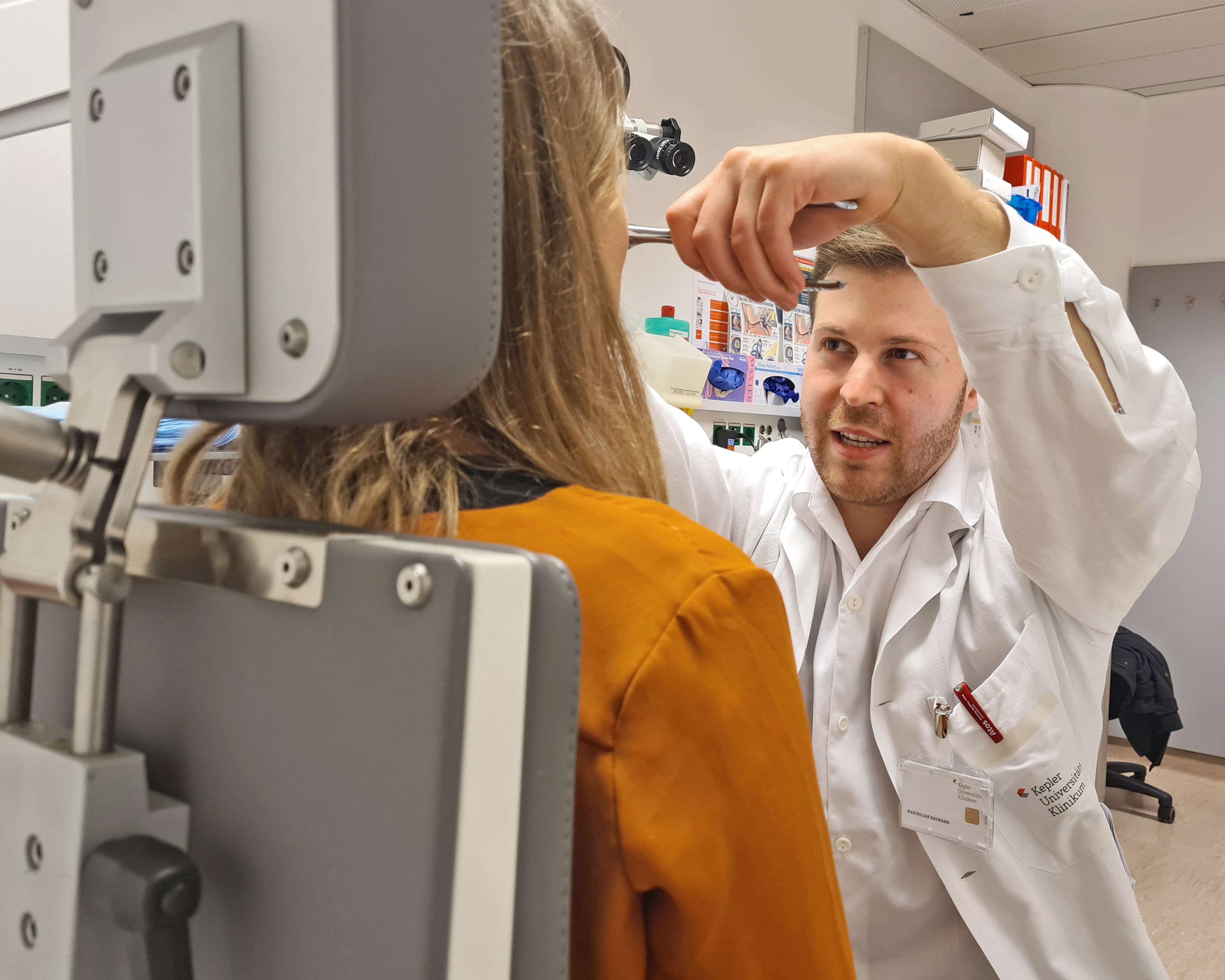Maximilian Baumann (KPJ) in HNO Ambulanz bei Untersuchung