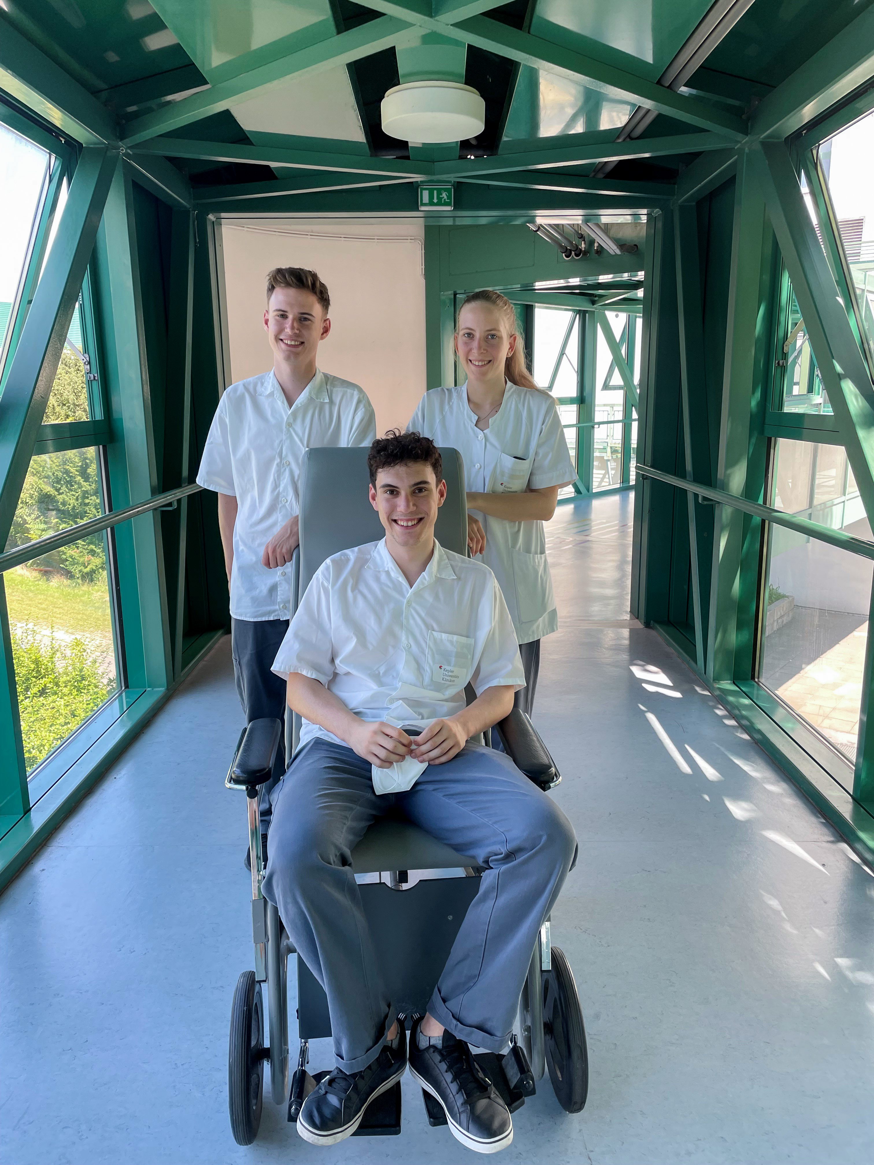 Laura, Moritz und Mathias während ihrer Ferialtätigkeit im Patiententransport
