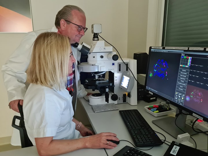 Prim. Hans-Christoph Duba und BMA Karin Kirchmayr-Ranzinger im Institut für Medizinische Genetik