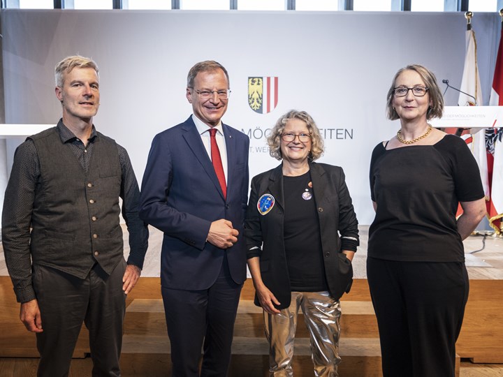 Medizinphysiker Priv.-Doz. Dr. Raimund Kleiser, Landeshauptmann Mag. Thomas Stelzer, Luft- und Raumfahrttechnikerin Dipl.-Ing. Claudia Kessler und Kunstprofessorin Univ.-Prof. Dr.in Ilaria Hoppe (v. l. n. r.)