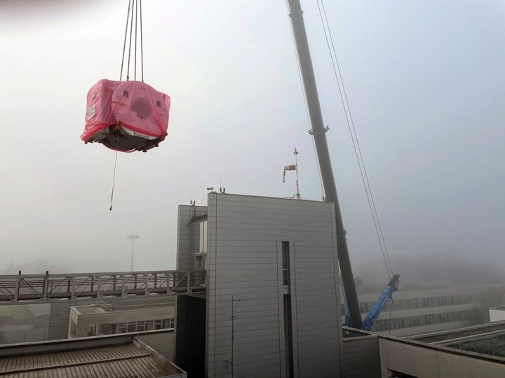 Neuer intraoperativer Magnetresonanztomograph wird mit Kran angeliefert