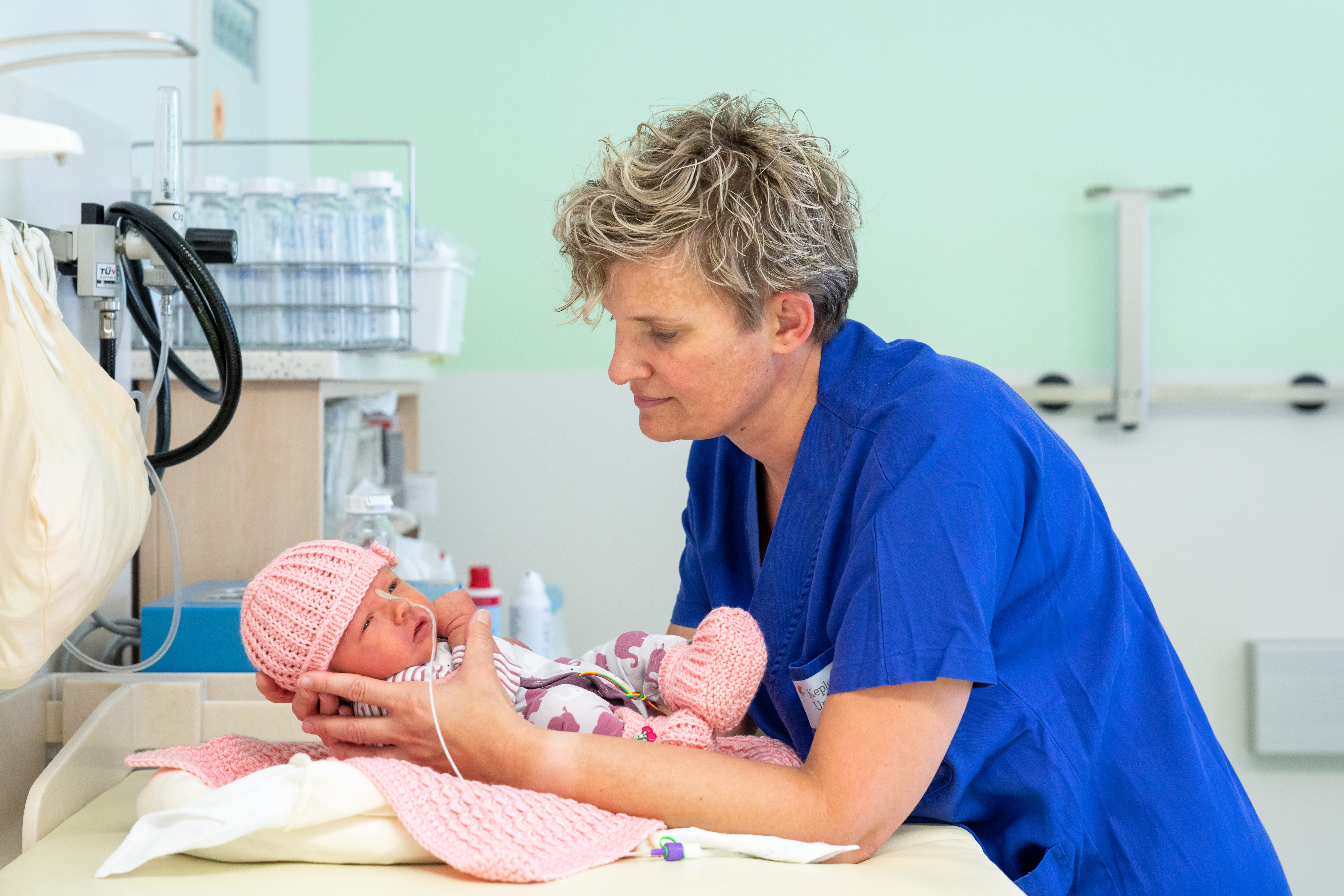 Pflegerin mit Baby auf NIMCU