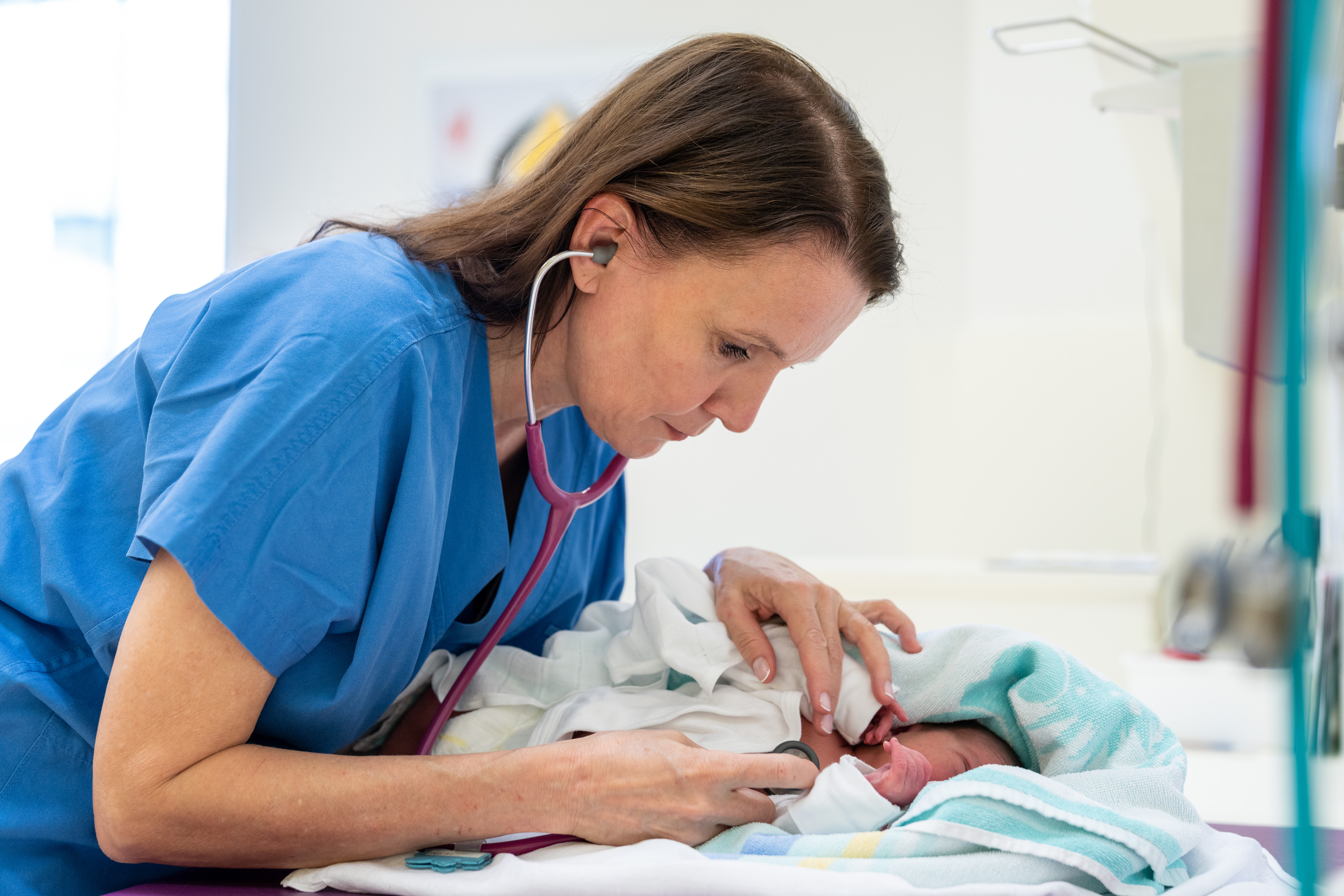 Untersuchung beim Neugeborenen