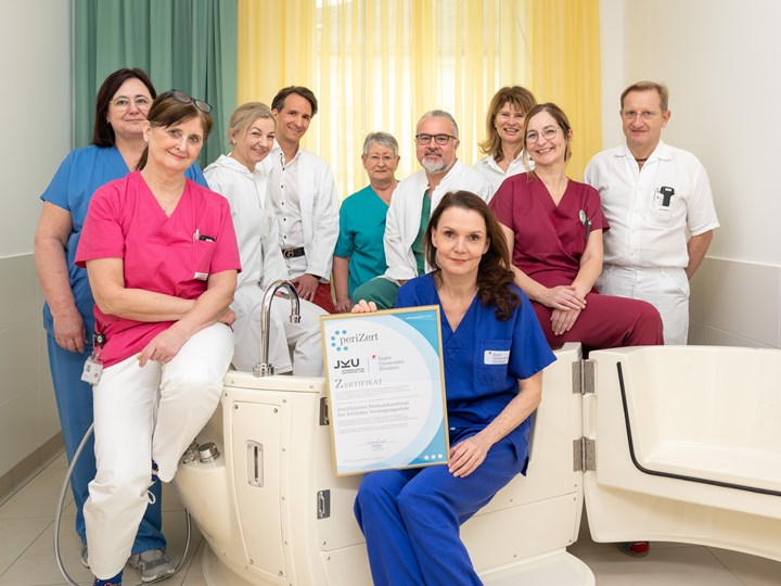 Team des Perinatalzentrums am Kepler Uniklinikum mit dem Zertifikat "periZert"®