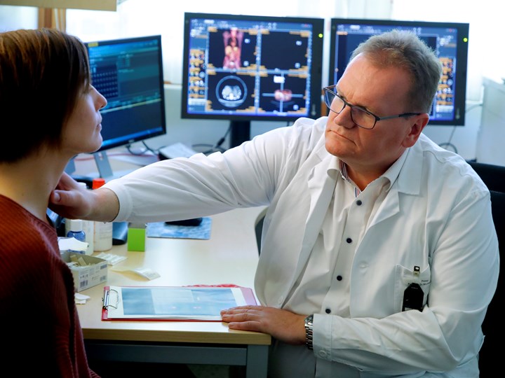 Primarius Gabriel tastet die Schilddrüse einer Patientin ab