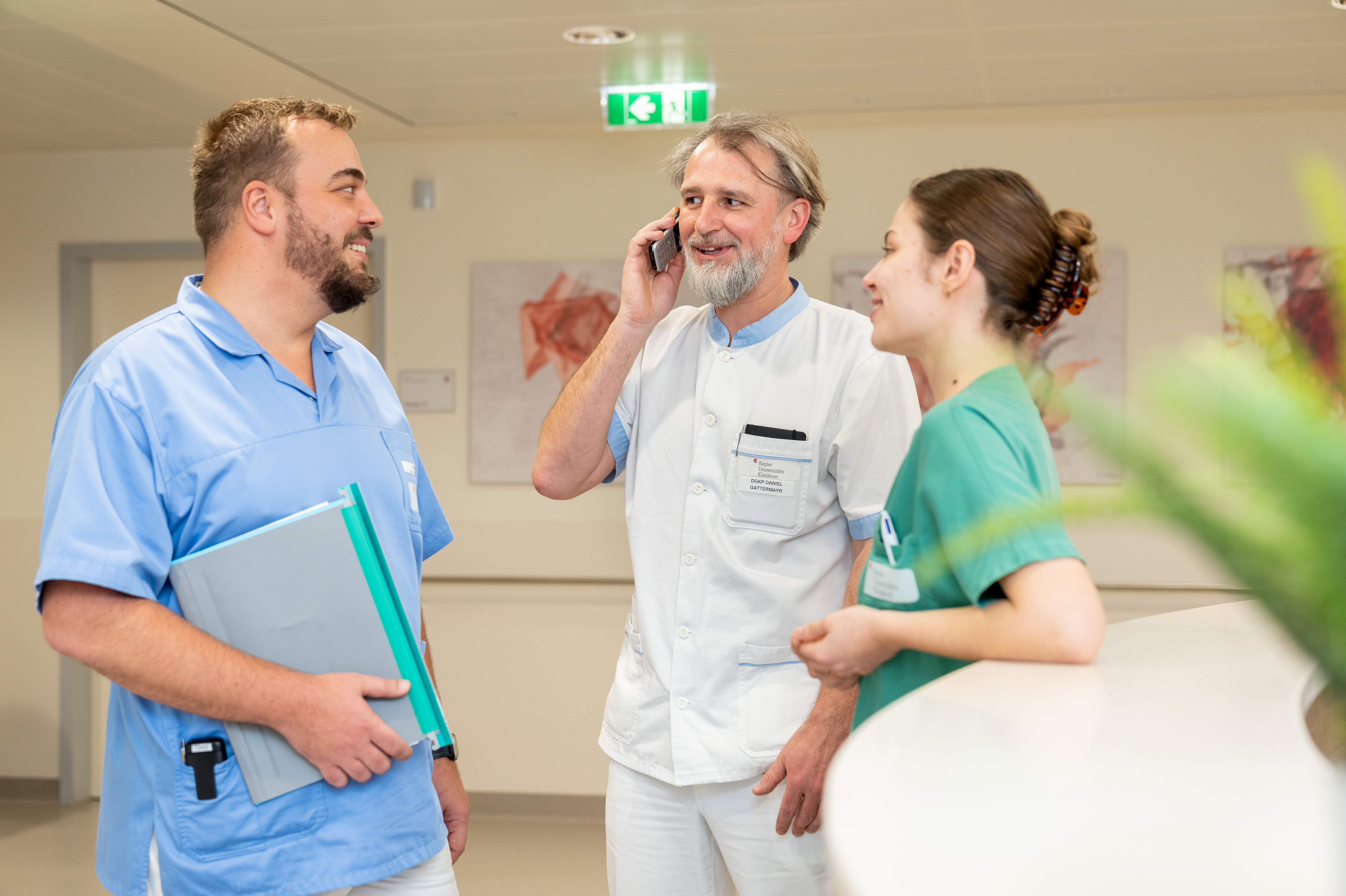 Pflegekräfte bei Besprechung am Stützpunkt