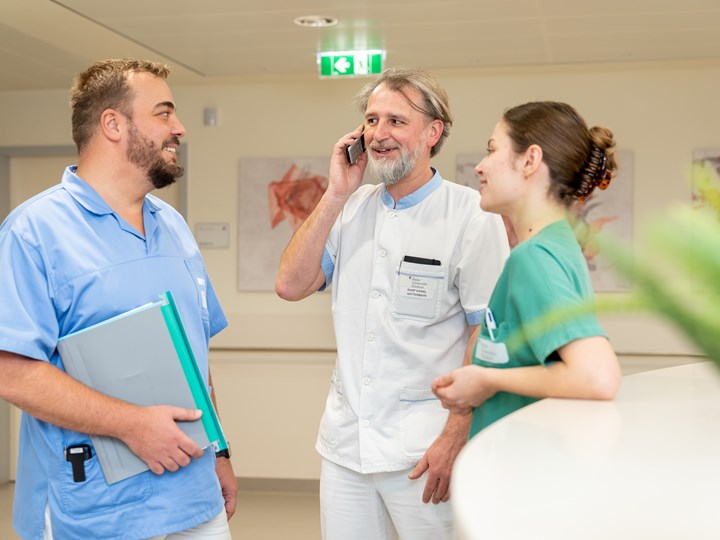 Pflegekräfte bei Besprechung am Stützpunkt