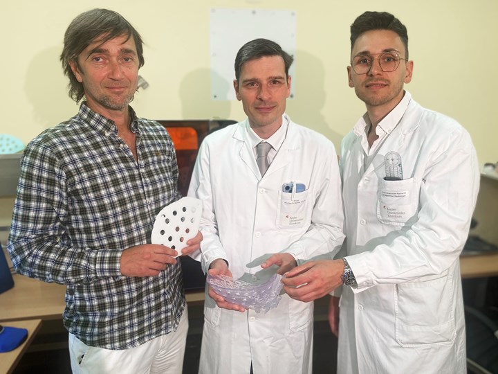 v. l. n. r.: Jürgen Schwarzbauer, Prim. Priv.-Doz. Dr. Manfred Schmidt, Ass. Dr. Maximilian Zaussinger mit Brustschablonen-Set