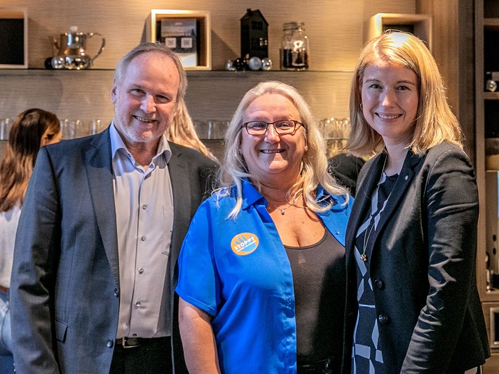 Gesundheitsreferentin LH-Stellvertreterin. Mag.a Christine Haberlander und Dr. Heinz Brock, ehemaliger Geschäftsführer des Kepler Universitätsklinikums gratulieren Mag.a Monika Kern zum 15-jährigen Bestehen des Gewaltopfer-Betreuungsteams.