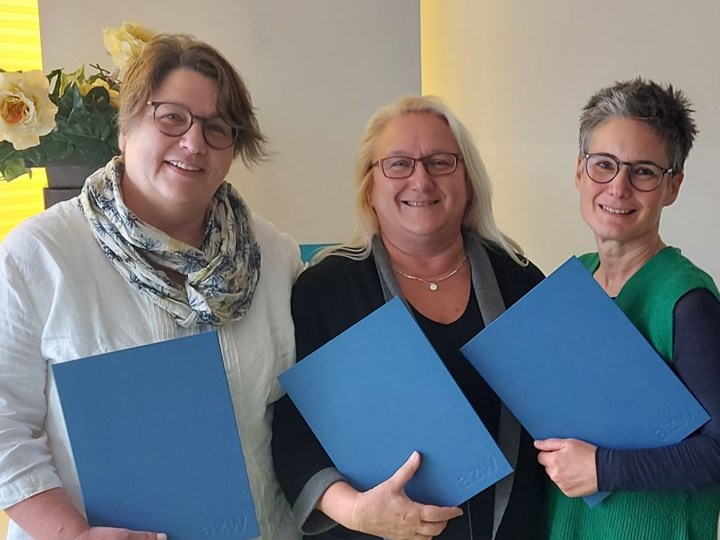 v. l. n. r.: DGKP Eva-Kathrine Wiredu, Mag.a Monika Kern, Andrea Hofer