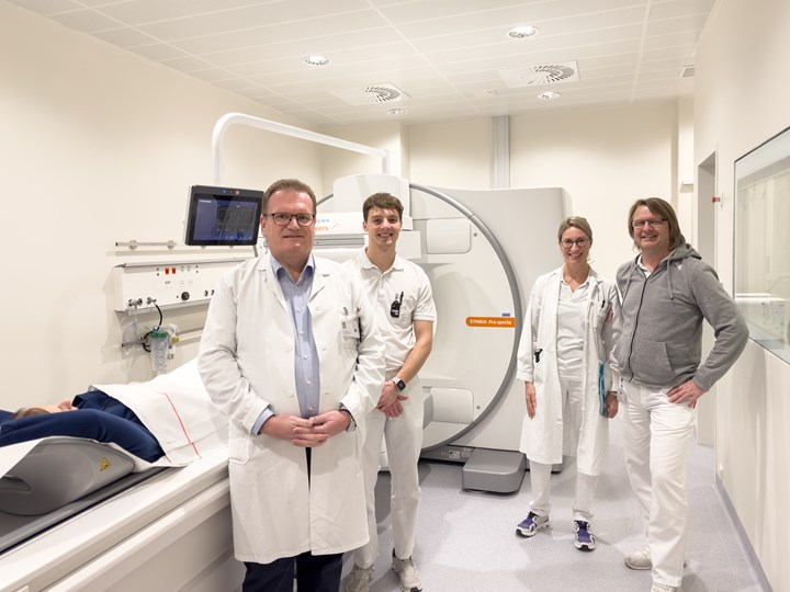 v. l. n. r.: Prim. Univ.-Prof. Mag. Dr. Michael Gabriel (Vorstand des Instituts für Nuklearmedizin und Endokrinologie), Daniel Bayan (Medizintechnik), Kerstin Judy (leitende Radiologietechnologin am Institut für Nuklearmedizin und Endokrinologie), Ing. Thomas Luger (Medizintechnik)