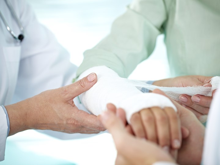 Rechter Unterarm wird eingegipst