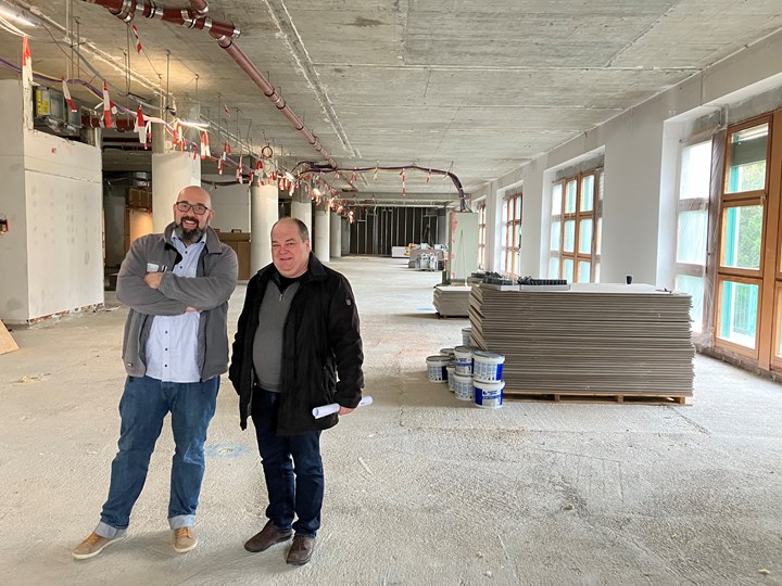 DI Christoph Haiböck und Ing. Walter Gruber auf der Baustelle der Augenambulanz