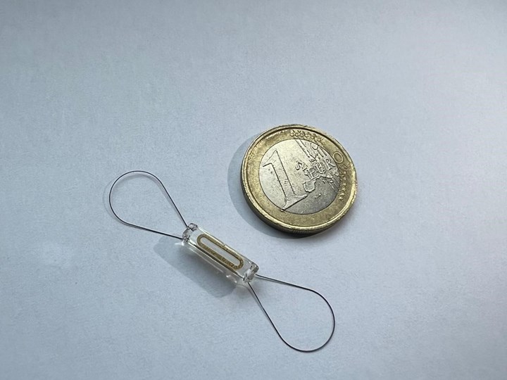 Lungenarteriendruck-Sensor im Größenvergleich zu einer 1€-Münze