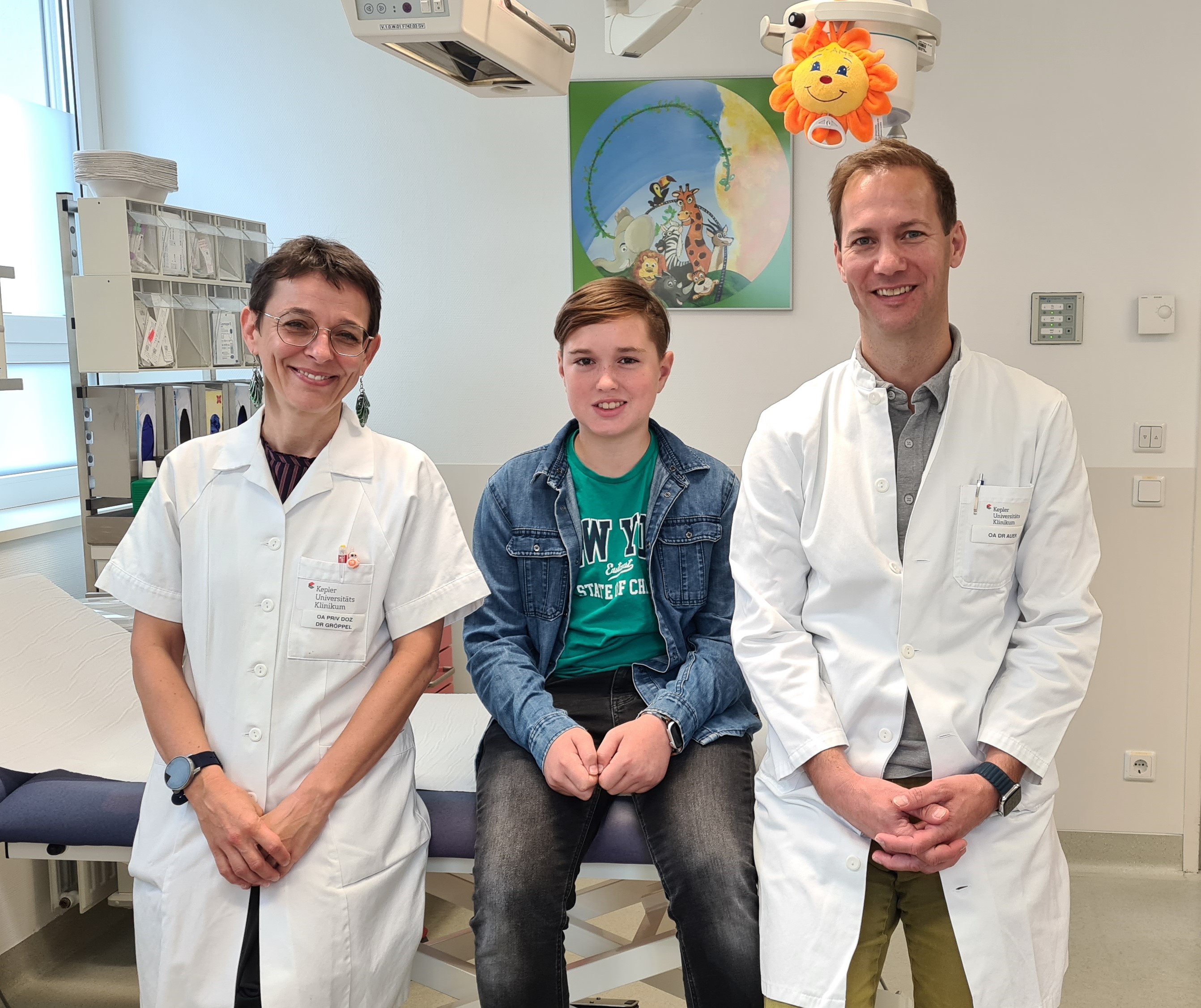 Priv.-Doz.in Dr.in Gudrun Gröppel (li.) und OA Dr. Christian Auer (re.) mit ihrem erfolgreich behandelten Epilepsie-Patienten