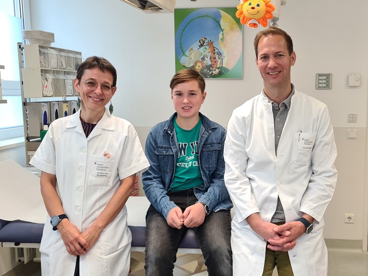 Priv.-Doz.in Dr.in Gudrun Gröppel (li.) und OA Dr. Christian Auer (re.) mit ihrem erfolgreich behandelten Epilepsie-Patienten