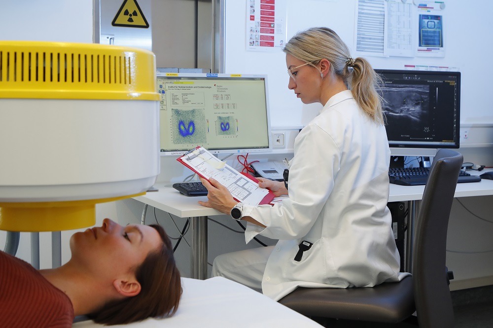 Patientin bei Schilddrüsenuntersuchung