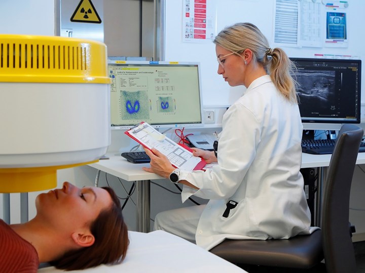 Patientin bei Schilddrüsenuntersuchung