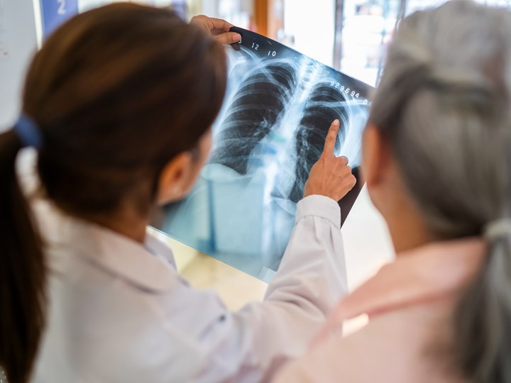 Ärztin und Patientin mit Röntgenbild