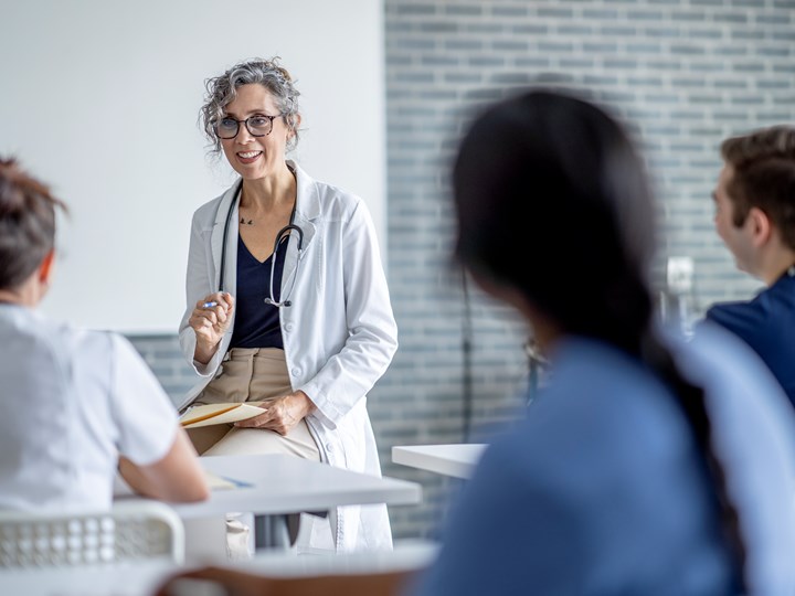 Ärztin unterrichtet Studierende bzw. Jungmedizinerinnen und Jungmediziner