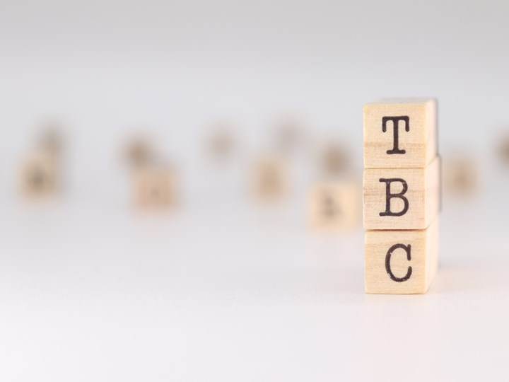 Gestapelte Holzwürfel mit Schriftzug "TBC"