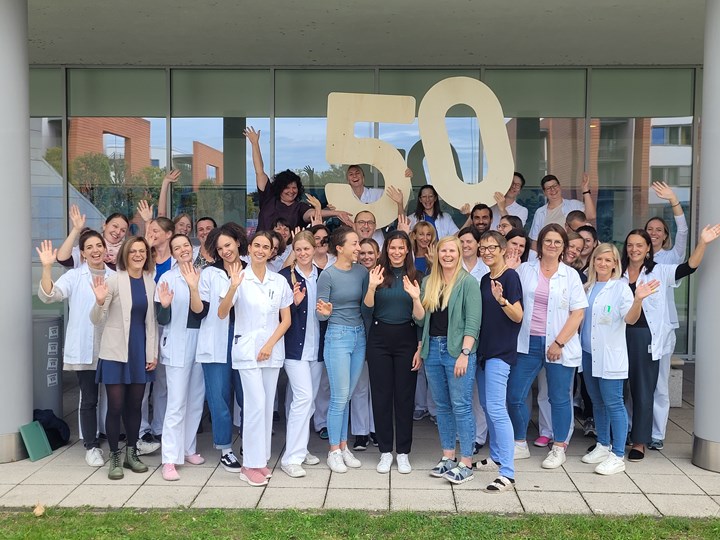 Team der Ergotherapie am NeTeam der Ergotherapie am Neuromed Campus des Kepler Universitätsklinikums feiert "50 Jahre Ergotherapie"uromed Campus des Kepler Universitätsklinikums