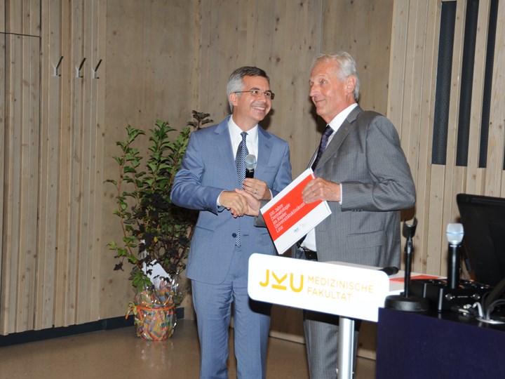 Univ.-Prof. DDr. Wolfram Hötzenecker (li.) und Univ.-Prof. Dr. Josef Auböck (re.)