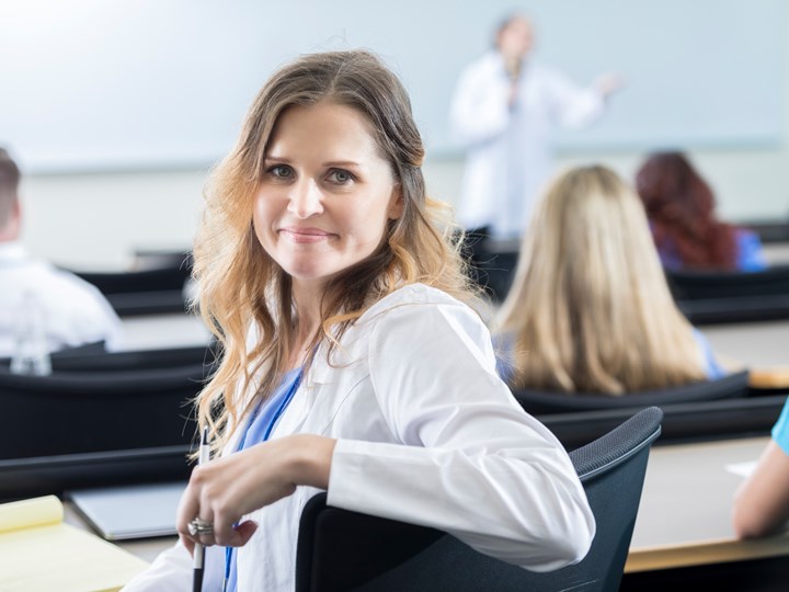 Jungärztin bei einem Vortrag