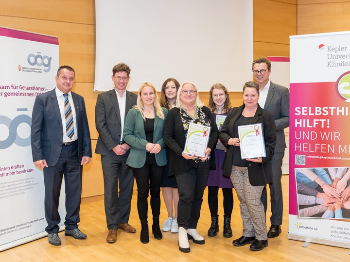 v. l. n. r.: LAbg. Bgm. Anton Froschauer, Priv.-Doz. Dr. Karl-Heinz Stadlbauer (ÄD Kepler Uniklinikum), Simone Pammer, MBA (PD Kepler Uniklinikum), Manuela Bruckmüller (GF Dachverband Selbsthilfe OÖ), Mag.a Monika Kern, PMML (Leitung Klinische Sozialarbeit, Kepler Uniklinikum), Hannah Franz, BA (Selbsthilfebeauftragte, Kepler Uniklinikum, Med Campus III.), DSA Carmen Binder (Selbsthilfebeauftragte, Kepler Uniklinikum, Neuromed Campus), Mag. Dr. Franz Harnoncourt (GF Kepler Uniklinikum)