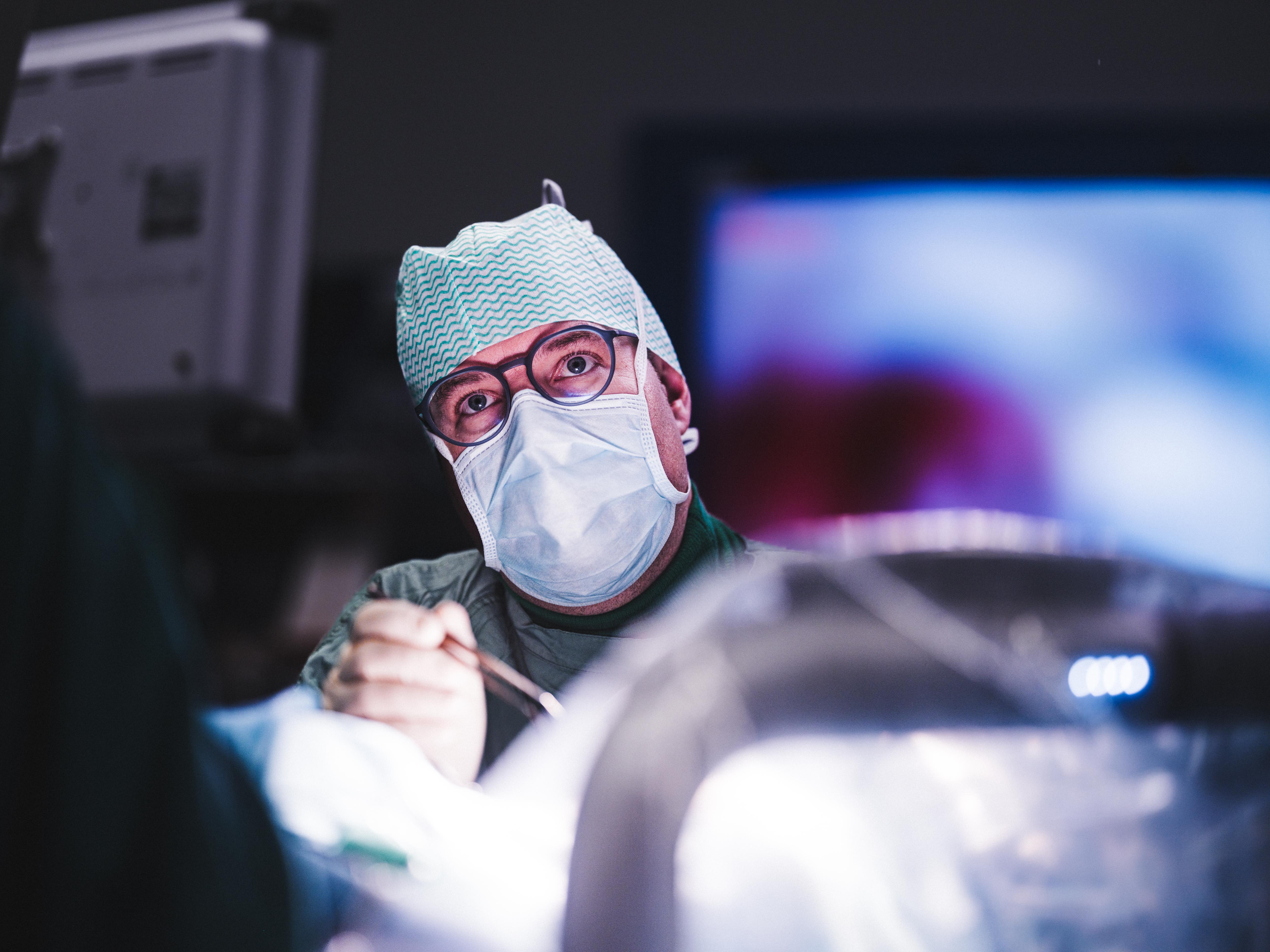 Primarius Zwittag bei der robotischen Cochlea-Implantation