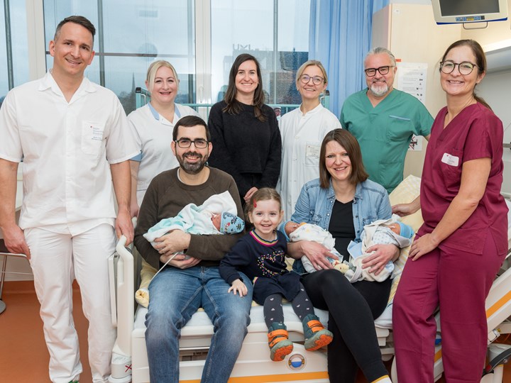 OA Dr. Patrick Stelzl, DGKP Michaela Engel,OA Dr. Sabine Enengl, OA Dr. Iris Scharnreitner,  OA Dr. Chrisitan Kuplinger und Hebamme Susanne Pichler und Familie Aumayr mit Emilia und den Drillingen Laurenz, Raphael und Valentin