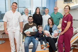 OA Dr. Patrick Stelzl, DGKP Michaela Engel,OA Dr. Sabine Enengl, OA Dr. Iris Scharnreitner,  OA Dr. Chrisitan Kuplinger und Hebamme Susanne Pichler und Familie Aumayr mit Emilia und den Drillingen Laurenz, Raphael und Valentin