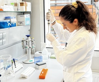 Wissenschafterin bei ihrer Arbeit im medizinischen Forschungslabor