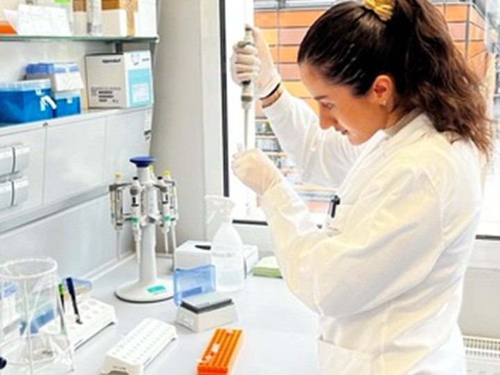 Wissenschafterin bei ihrer Arbeit im medizinischen Forschungslabor