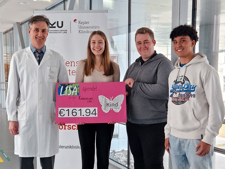 Univ.-Prof. Dr. Wolfgang Högler mit einer Schülerin und Schülern des Europagymnasiums Auhof bei der Spendenübergabe