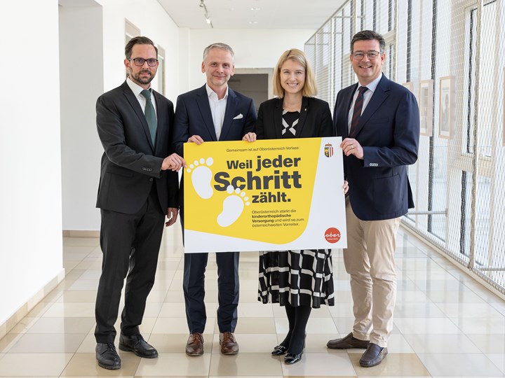 v. l. n. r.: Prim. Prof. DDr. Reinhold Ortmaier (Leiter der Abteilung für Orthopädie Ordensklinikum Linz Barmherzige Schwestern), Prim. Prof. Dr. Björn Rath (Leiter der Abteilung für Orthopädie und Orthopädische Chirurgie Klinikum Wels-Grieskirchen), Gesundheitslandesrätin LH-Stv.in Mag.a Christine Haberlander, Univ.-Prof. Dr. Tobias Gotterbarm (Vorstand der Universitätsklinik für Orthopädie und Traumatologie am Kepler Universitätsklinikum)