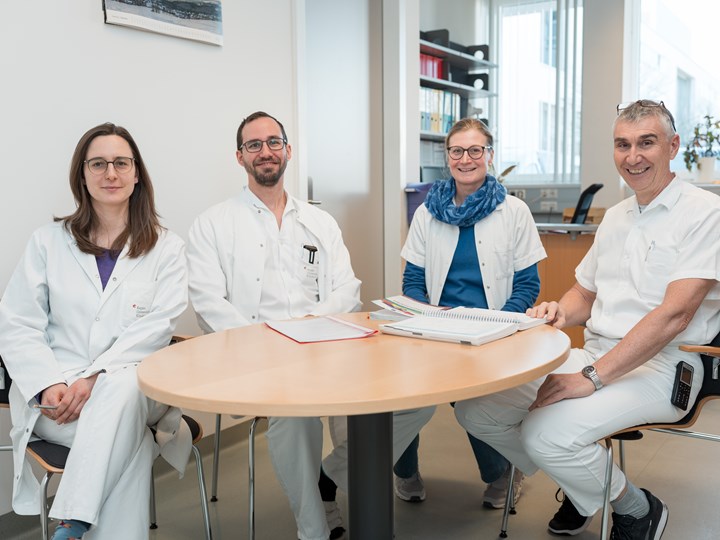 Mitarbeitende der Apotheke des Kepler Uniklinikums bei einer Besprechung