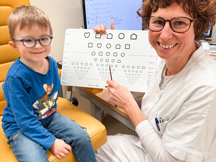 Orthoptistin Ulrike Pichler mit einem kleinen Patienten