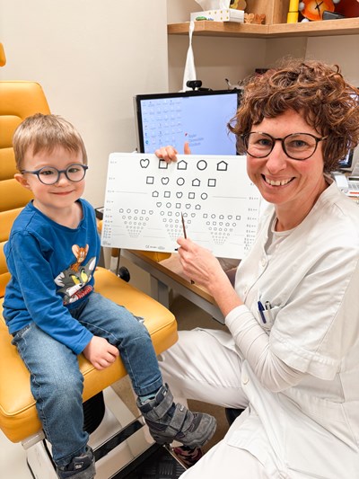 Orthoptistin Ulrike Pichler mit einem kleinen Patienten