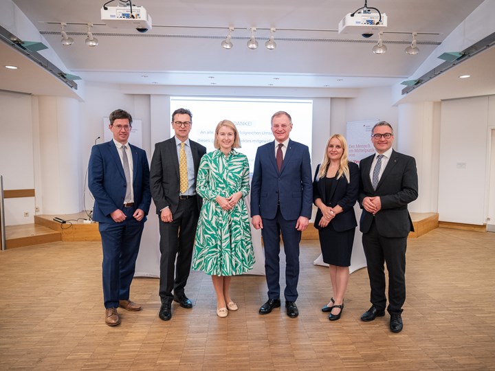 v. l. n. r.: Ärztlicher Direktor Karl-Heinz Stadlbauer, Geschäftsführer Franz Harnoncourt, LH-Stv. Christine Haberlander, LH Thomas Stelzer, Pflegedirektorin Simone Pammer, Kaufmännischer Direktor Günther Dorfinger