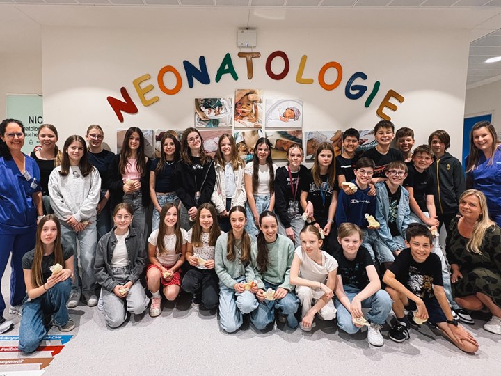 Schülerinnen und Schüler der Klasse 2M des Khevenhüller Gymnasiums Linz mit DGKPin Elisabeth Gramberger (li.) und Ideengeberin DGKPin Birgit Kapeller sowie Klassenvorständin Mag.a Kargl Melanie (re.)