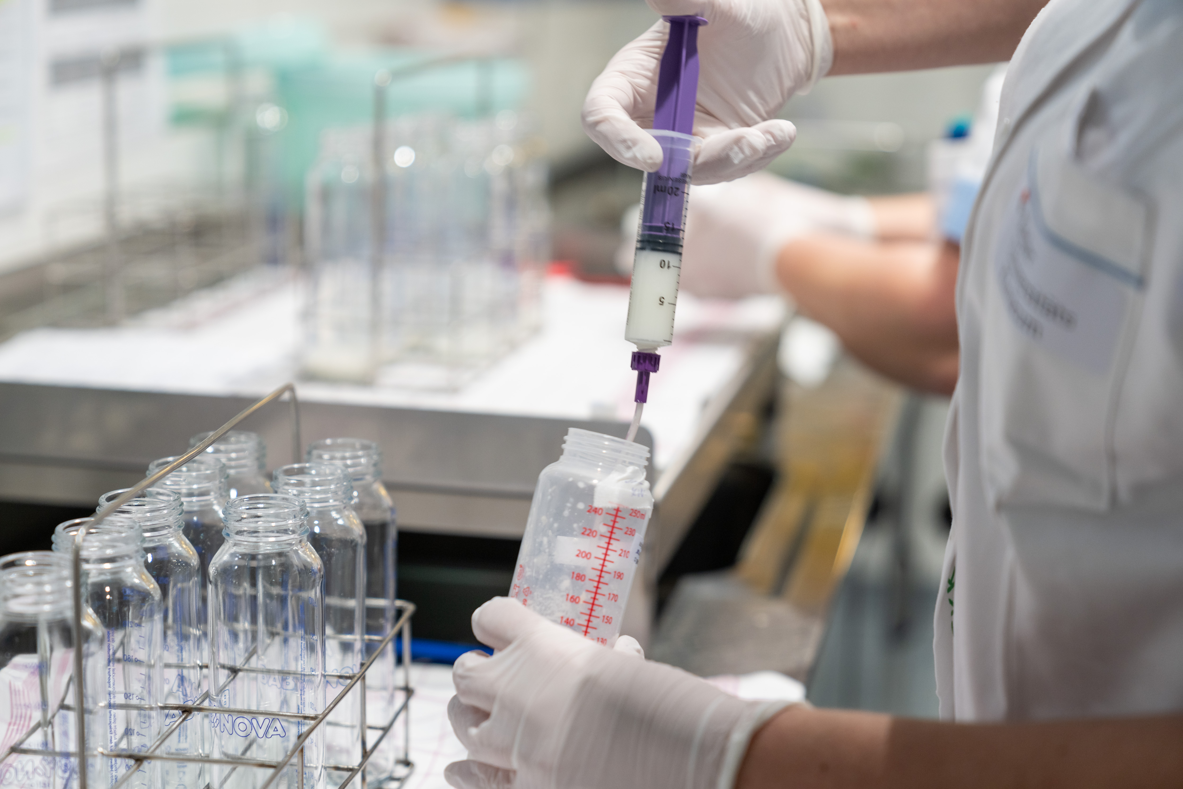 Abfüllen der Muttermilchspende in der Milchküche des Kepler Universitätsklinikums