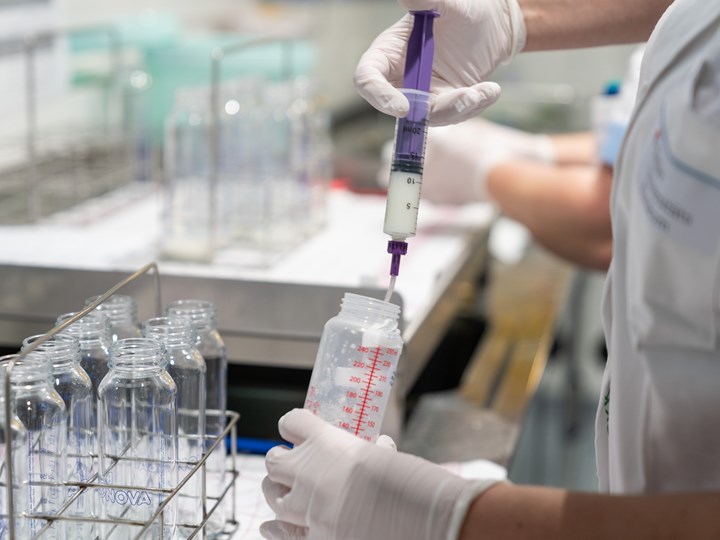 Abfüllen der Muttermilchspende in der Milchküche des Kepler Universitätsklinikums