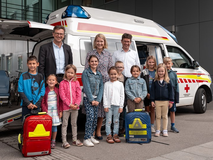 v. l. n. r.: Geschäftsführer Mag. Dr. Franz Harnoncourt, Gesundheitsreferentin LH-Stv.in Mag.a Christine Haberlander und Ärztlicher Direktor Priv.-Doz. Dr. Karl-Heinz Stadlbauer mit Kindern der Sommerkinderbetreuung