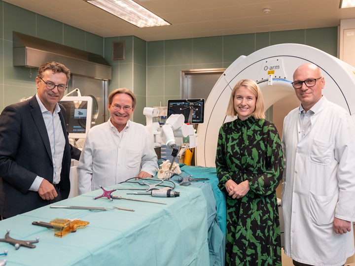 v. l. n. r.: Geschäftsführer Mag. Dr. Franz Harnoncourt, Univ.-Prof. Dr. Andreas Gruber, MBA LLM, Gesundheitsreferentin LH-Stv.in Mag.a Christine Haberlander und PD Dr. Dr. Wolfgang Senker mit dem "Mazor-OP-Roboter"