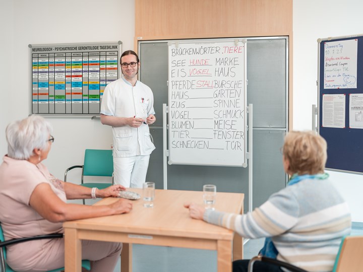 Pflegekraft mit zwei Patientinnen