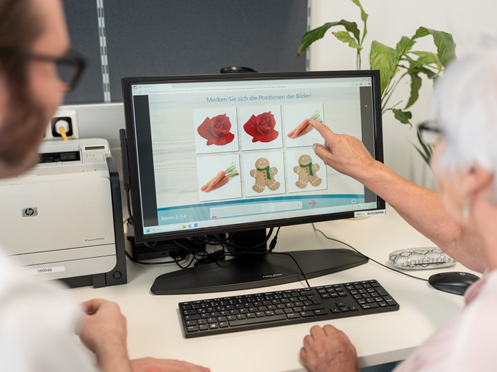 Pflegekraft mit Patientin beim Memory spielen