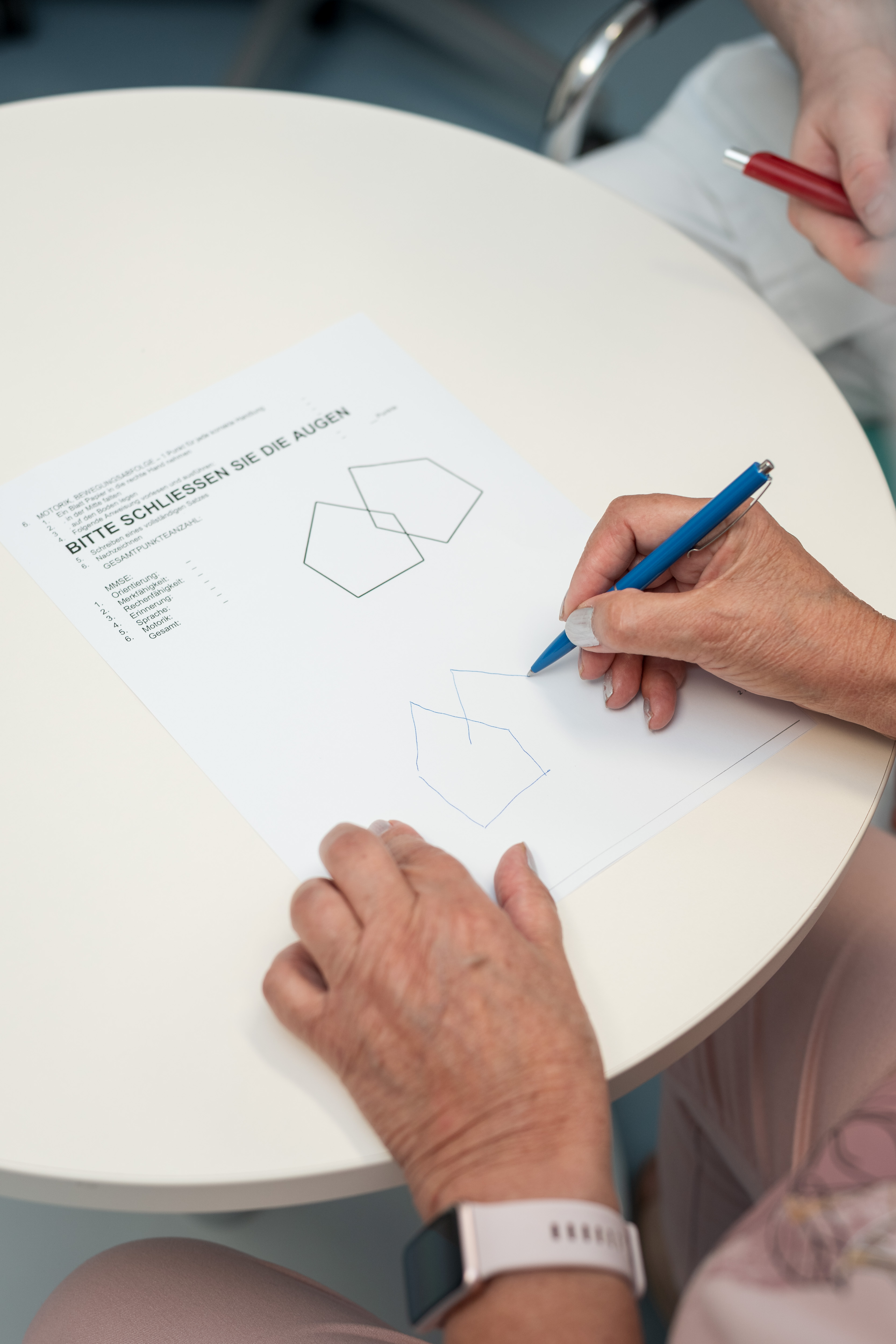 Patientin beim Gehirntraining