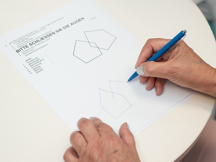 Patientin beim Gehirntraining